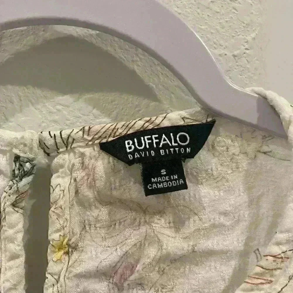 Buffalo white floral women knot front t shirt in Sz S (could fit Sz M) - EUC - Picture 4 of 4